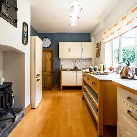 25 Avenue Terrace Apartment