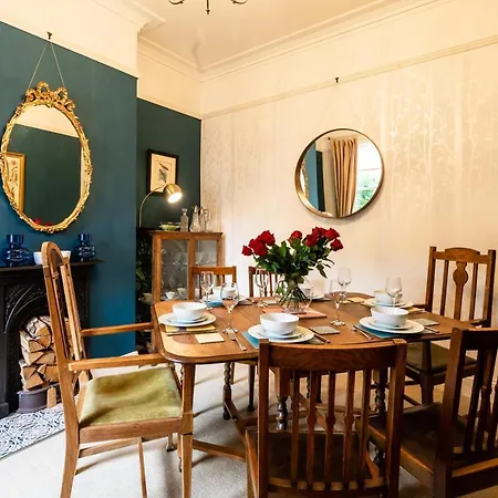 25 Avenue Terrace Apartment